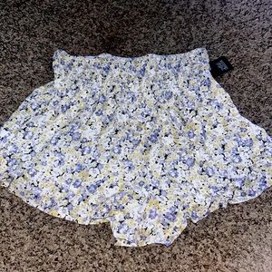 i’m sellling this brand new skirt that dosnt fit me and the tag is still on it